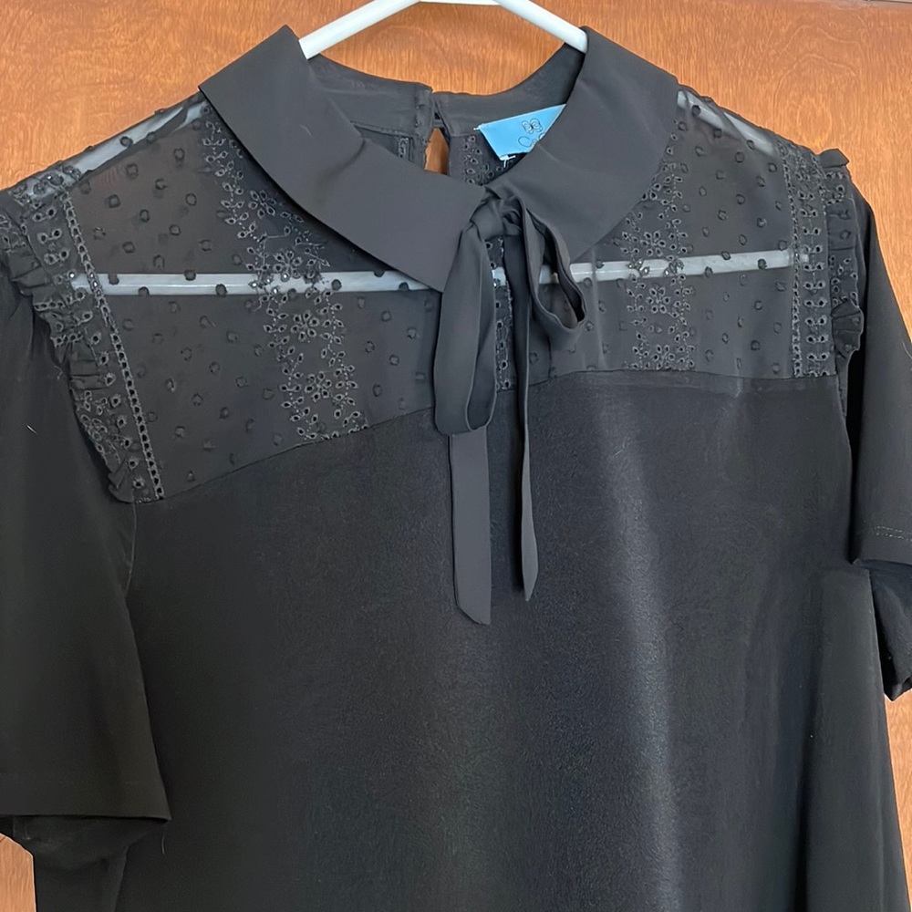 CeCe black short-sleeve blouse with charming details (Sz L)